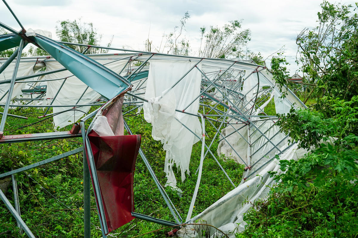 Nhiều thanh thép đổ sập, mối hàn bật tung, trụ chống ngã nghiêng, nằm ngổn ngang chắn lối đi. Ảnh: Cẩm Kỳ