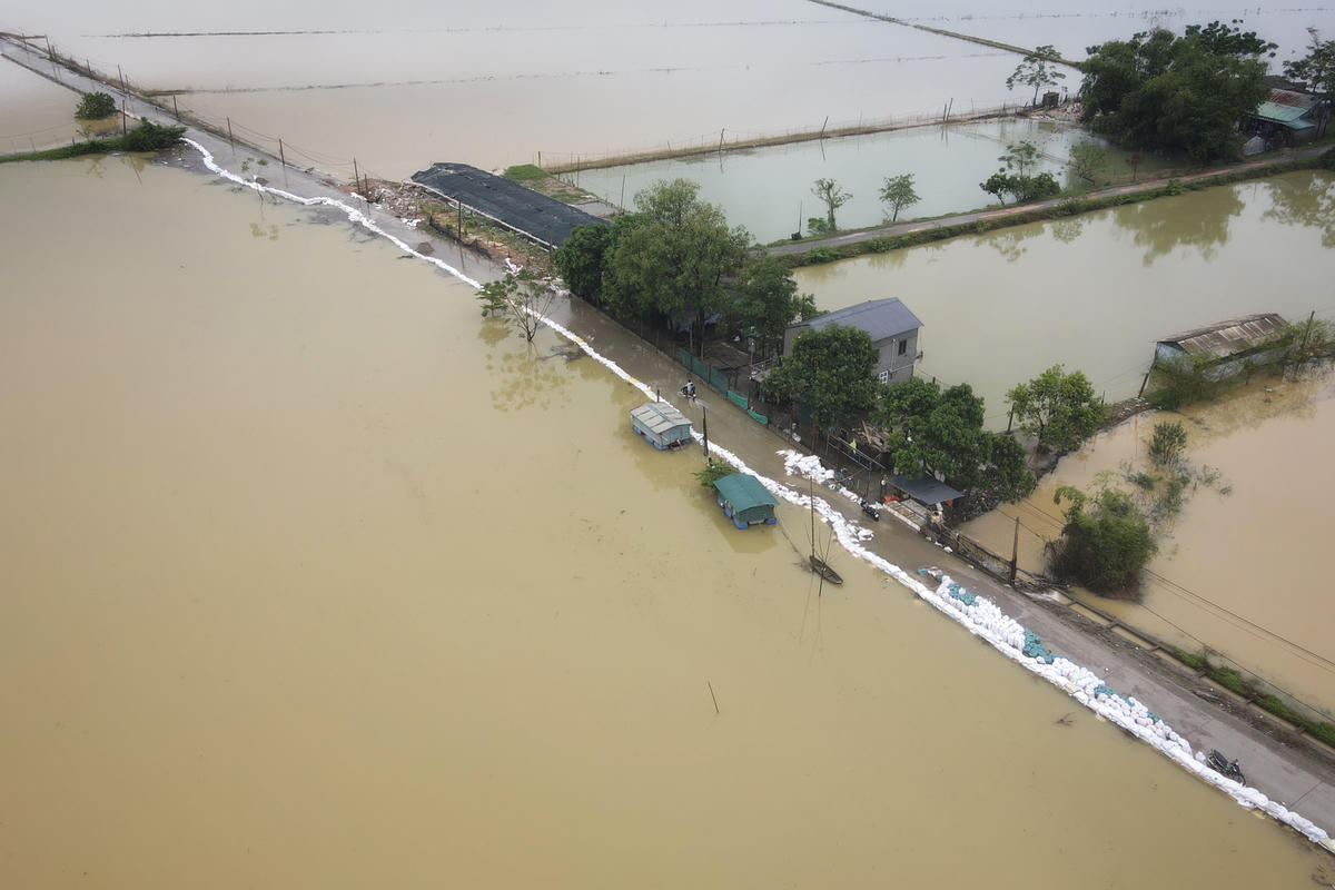 Theo ghi nhận của PV Báo Đại đoàn kết sáng ngày 1/10 tại các xã Trần Phú, Quảng Bị, do hoàn lưu bão số 10 gây ra mưa lớn, khiến nước sông Bùi (Hà Nội) dâng cao trên mức báo động 3. Hiện nhiều hộ dân tại vùng 'rốn lũ' hối hả dọn dẹp, kê cao đồ đạc để tránh hư hỏng.