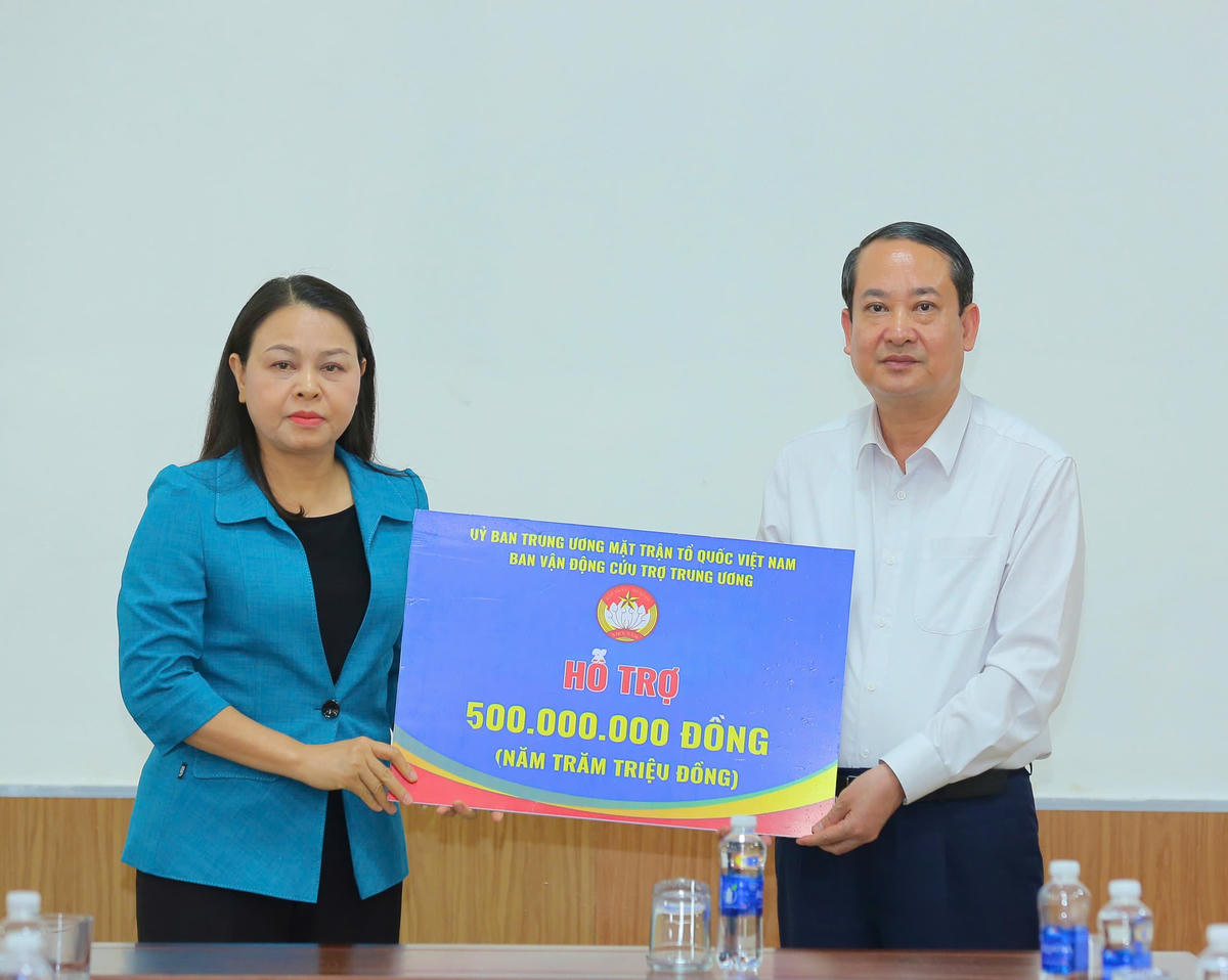 Phó Chủ tịch - Tổng Thư ký Nguyễn Thị Thu Hà trao hỗ trợ 500 triệu đồng của Mặt trận Trung ương cho đại diện Ủy ban MTTQ tỉnh Ninh Bình. Ảnh: Anh Tuấn