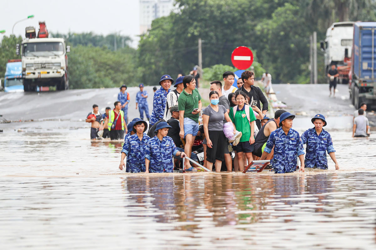 Đại diện lực lượng Cảnh sát biển cho hay, đây là một nhiệm vụ cũng như trách nhiệm của quân đội khi nhân dân gặp khó khăn cần giúp đỡ