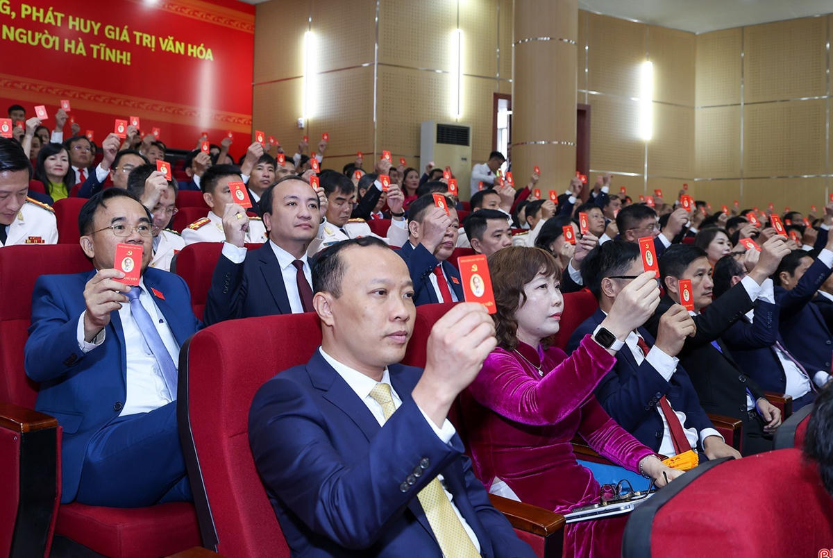 Đại biểu biểu quyết các nghị quyết. Ảnh: BHT.