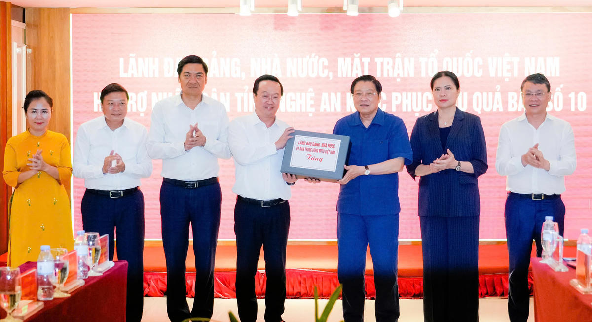 Trưởng Ban Nội chính Trung ương Phan Đình Trạc trao hỗ trợ khắc phục hậu quả bão số 10 tại Nghệ An