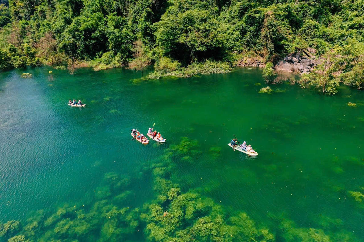 Du khách đi thuyền kayak tham quan hồ Lân Ty (xã Hữu Liên) - một trong những thắng cảnh tiêu biểu của vùng Công viên địa chất UNESCO Lạng Sơn. Ảnh: Phạm Hương.