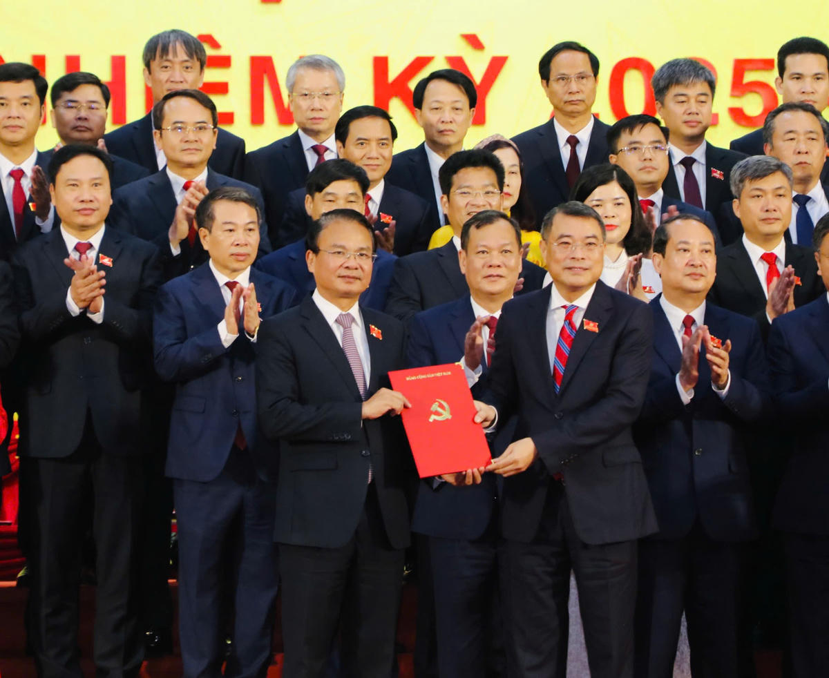 Ông Đặng Xuân Phong - tân Bí thư Tỉnh ủy Ninh Bình nhận quyết định của Bộ Chính trị. Ảnh: Phan Hiếu