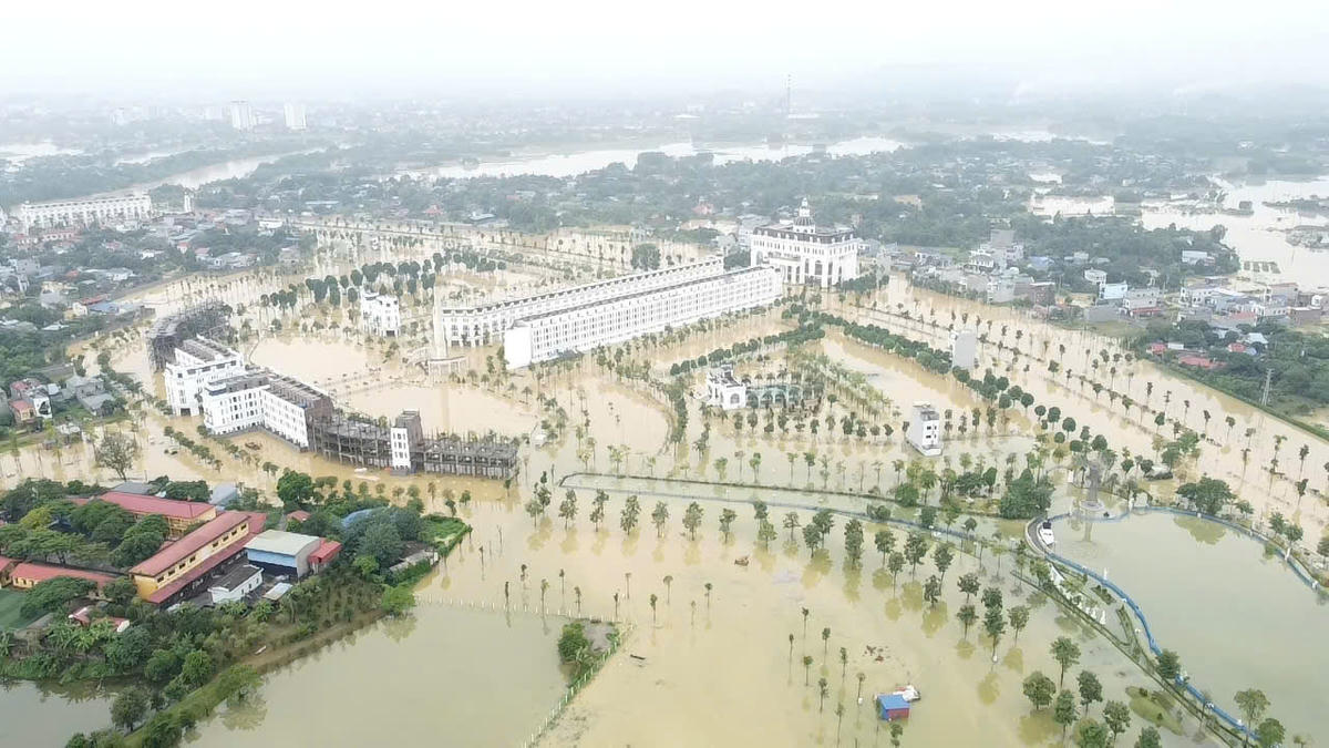 Đến trưa ngày 1/10, KĐT nhà ở Cao Ngạn vẫn chìm trong biển nước. Ảnh: Toán Nguyễn.