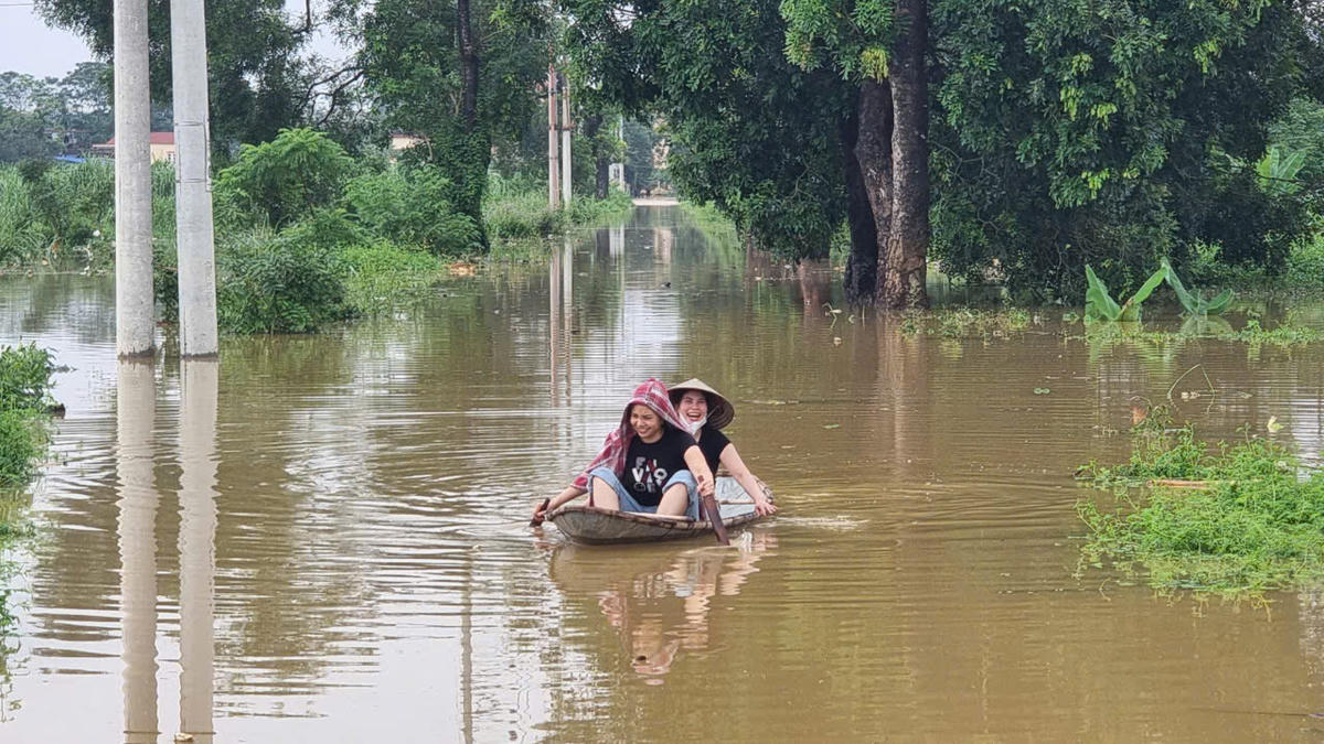 Người dân di chuyển bằng thuyền để ra ngoài. Ảnh: Toán Nguyễn.