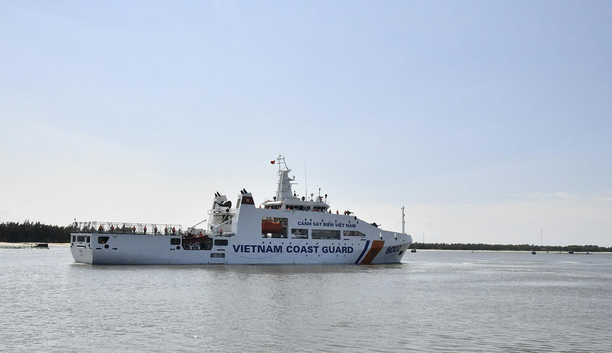 Tàu CSB 8002 rời cảng lên đường sang Philippines. Ảnh: CV.