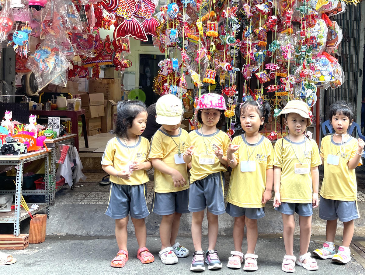 Các bạn trẻ thiếu nhi đi tới phố lồng đèn để vui chơi. Ảnh: Đ.X.