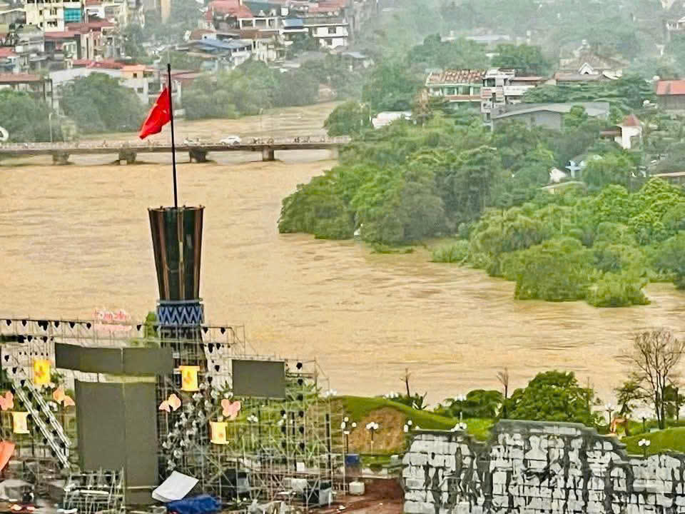 Nước sông Cầu dâng cao, nước tràn ngược vào các khu dân cư. Ảnh: TN.