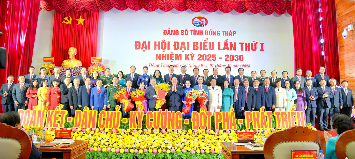 Ông Nguyễn Trọng Nghĩa - Uỷ viên Bộ Chính trị, Bí thư Trung ương Đảng, Trưởng Ban Tuyên giáo và Dân vận Trung ương tặng hoa chúc mừng Ban Chấp hành Đảng bộ tỉnh Đồng Tháp nhiệm kỳ 2025 - 2030. (ảnh: BTC)