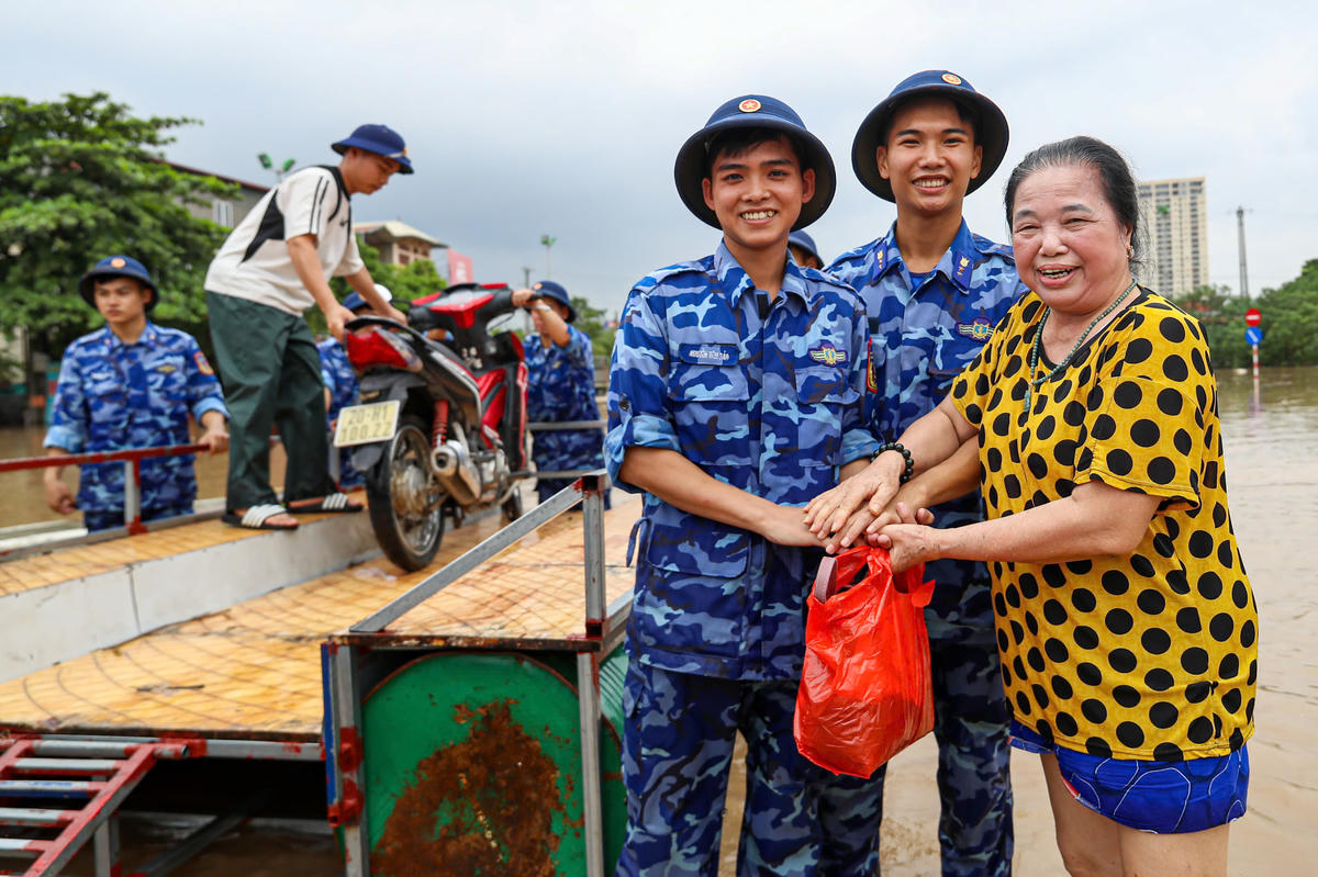 Bà Nguyễn Thị Liên, sinh sống tại khu vực cầu Ngà vô cùng phấn khởi và xúc động khi được các chiến sĩ giúp đỡ.