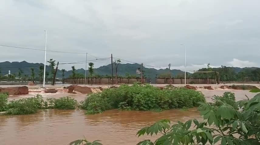 Nước sông Lô dâng cao khiến một số đoạn đường bị sạt lở. Ảnh: Xuân Trường.