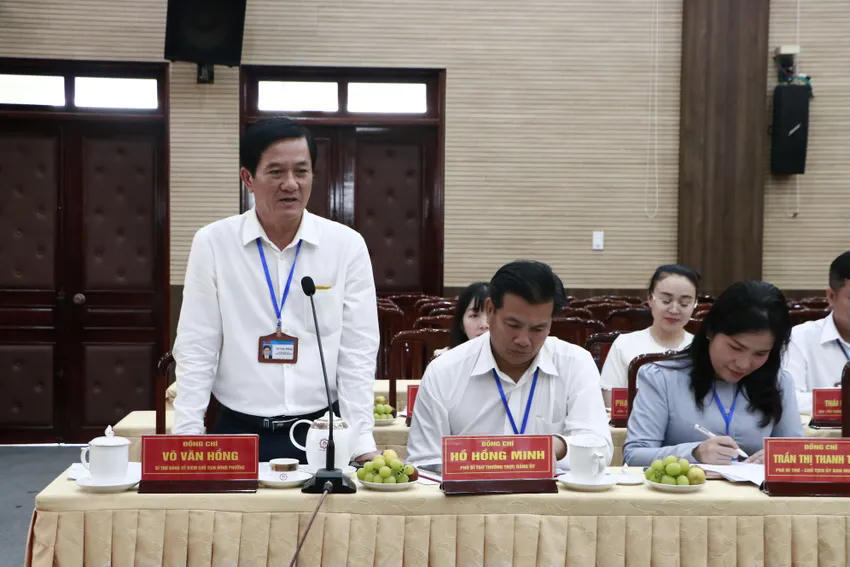 Ông Võ Văn Hồng - Bí thư phường Dĩ An báo cáo kết quả thực hiện nhiệm vụ của phường Dĩ An trong
thời gian qua. Ảnh: L.A.