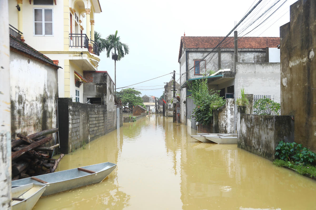 Hình ảnh lối vào xóm Đồng Dâu bị ngập úng.