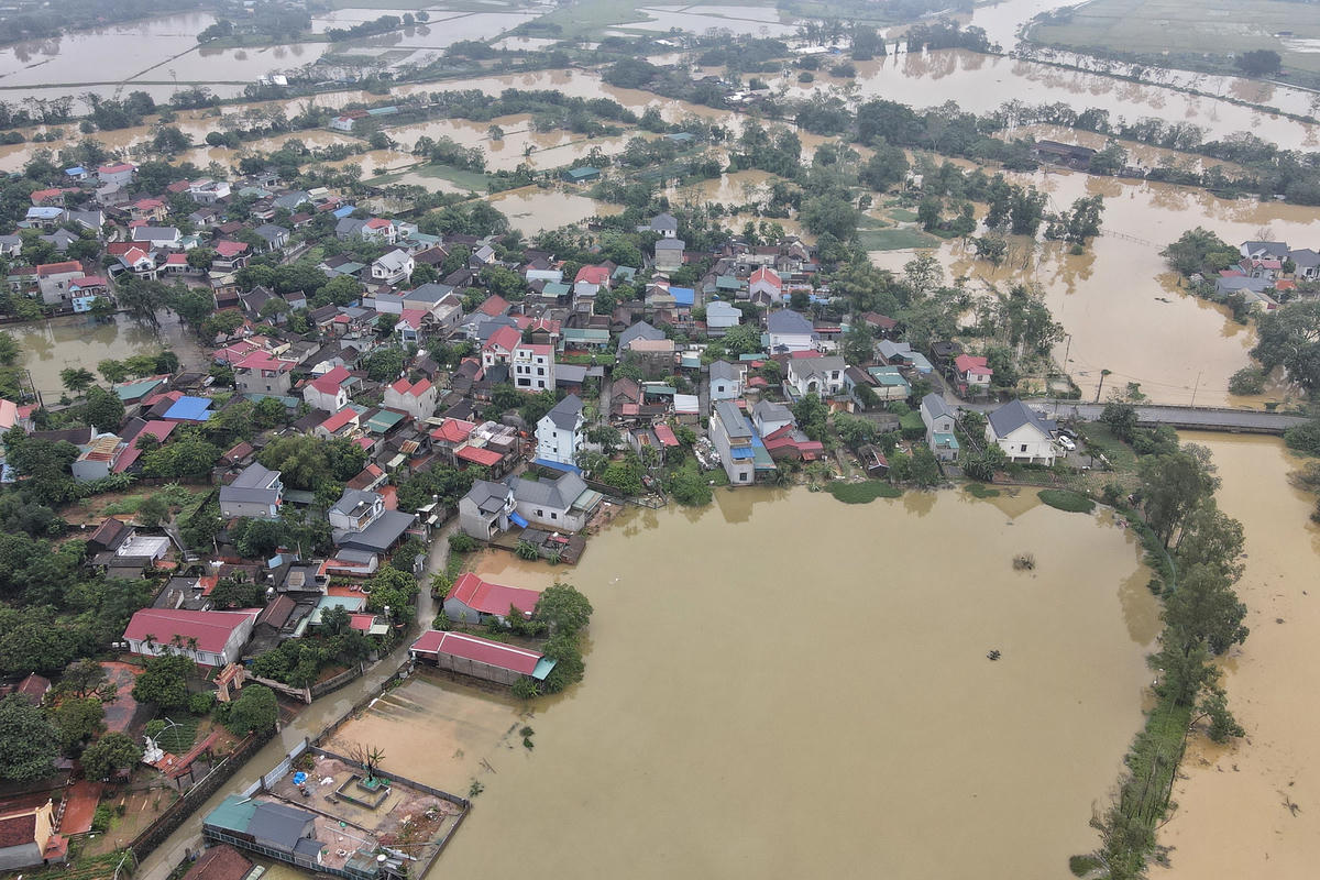 Theo người dân tại xã Trần Phú cho biết, đây là lần thứ 2, người dân ngoại thành Hà Nội ở các xã Trần Phú, Quảng Bị phải chạy lũ trong năm nay, do nước sông Bùi dâng. Lần thứ nhất xảy ra hồi cuối tháng 8.