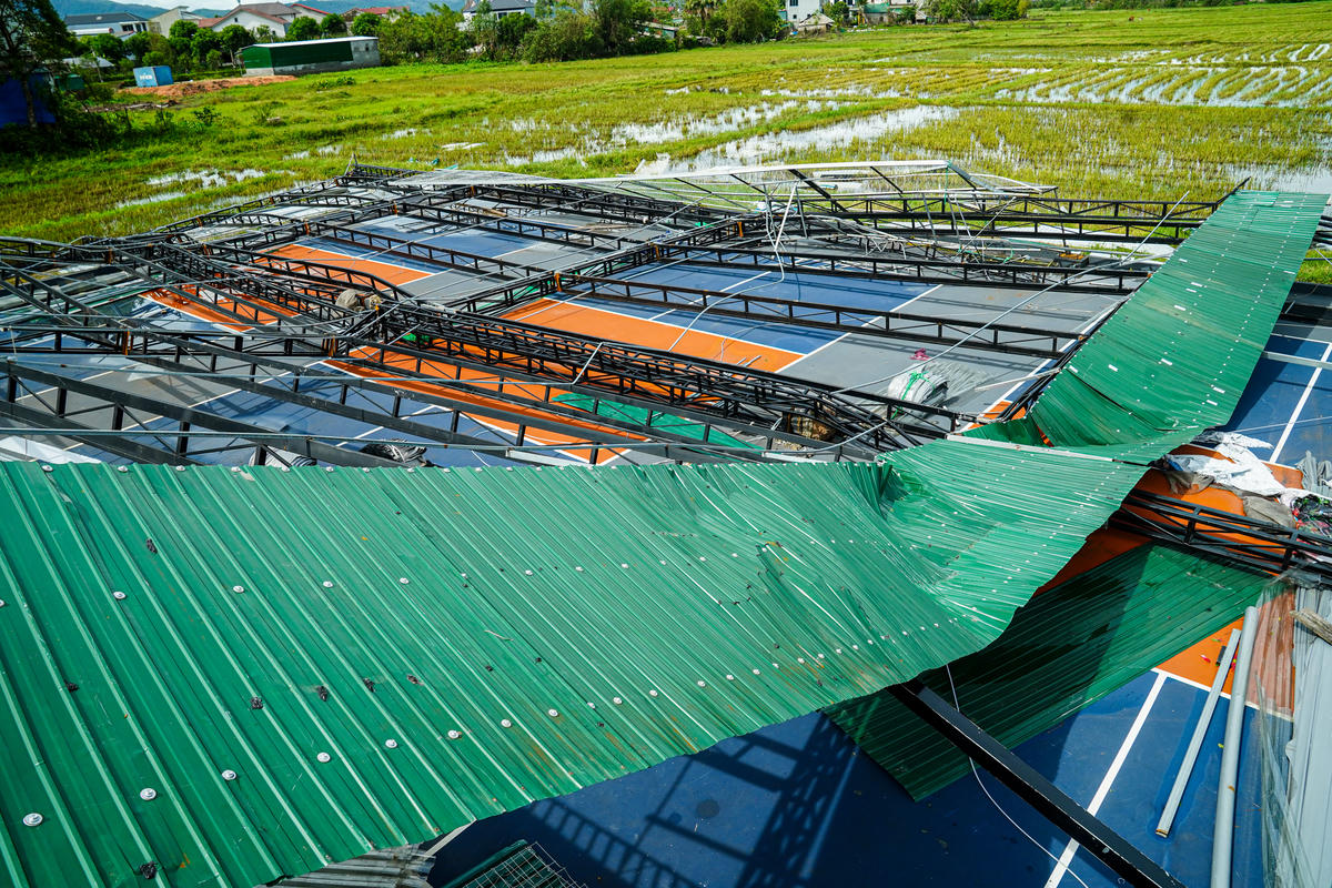 Rất may, thời điểm bão đổ bộ sân đóng cửa nên không có thiệt hại về người. Ảnh: Cẩm Kỳ