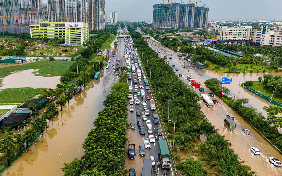 Hình ảnh Đại lộ Thăng Long ngập sâu do bão số 10 Bualoi gây ra.