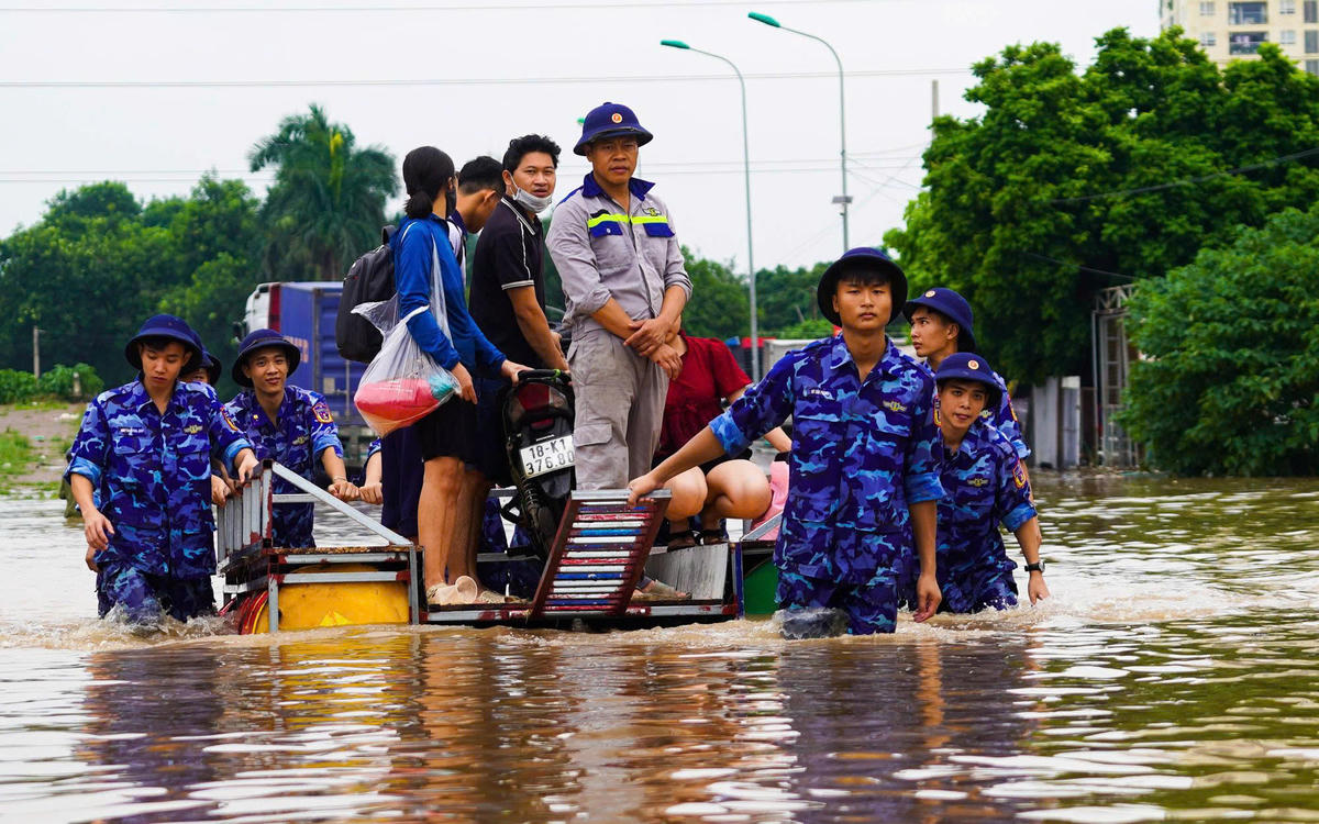 Theo ghi nhận của PV Báo Đại đoàn kết, sau 2 ngày mưa kéo dài liên tục từ 29-30/9 khiến đường phố Hà Nội vẫn ngập úng sâu. Tại khu vực cầu Ngà (phường Tây Mỗ, Hà Nội) xuất hiện đoạn ngập sâu kéo dài hàng trăm mét, khiến người dân không thể di chuyển qua. Vì vậy, lực lượng Cảnh sát biển đã chế tạo phà để hỗ trợ đưa người dân qua vùng ngập.