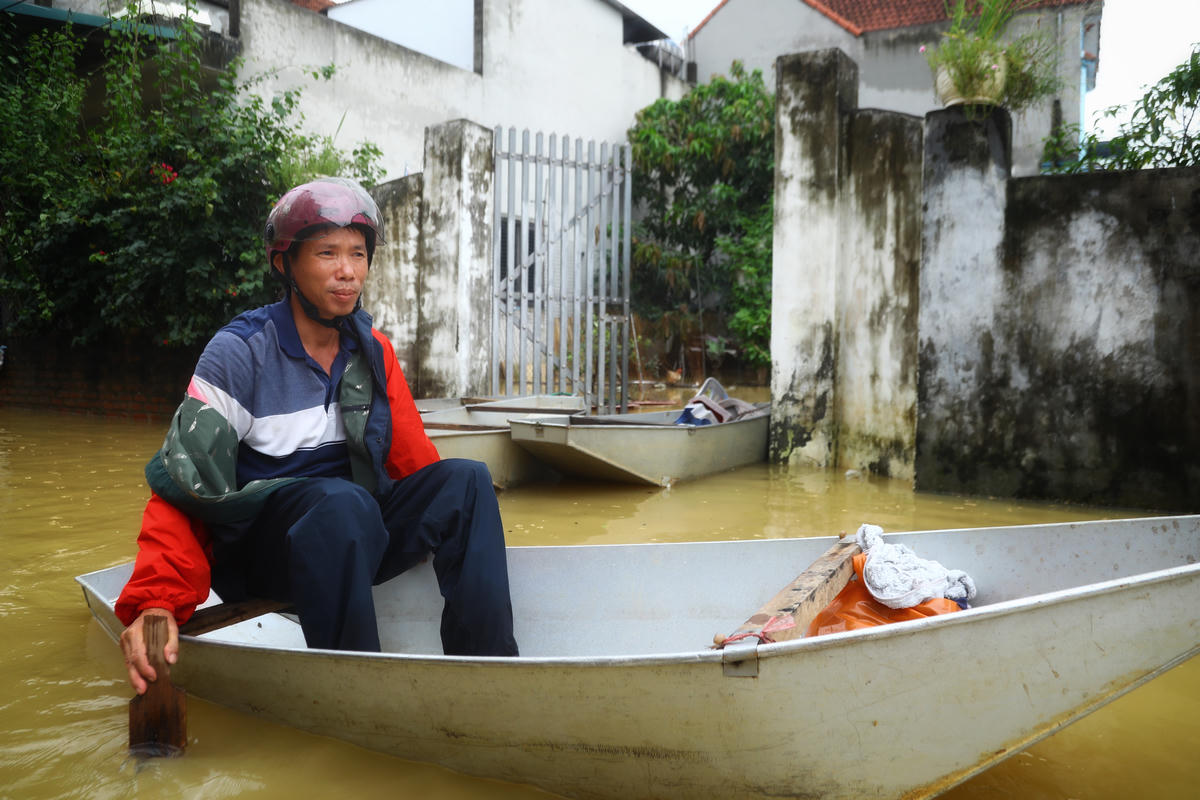Ông Lê Quý Lân trú tại xóm Đồng Dâu, xã Quảng Bị cho biết, nước dâng cao hơn 1 m từ ngày 29/9, ảnh hưởng đến việc đi lại của người dân.
