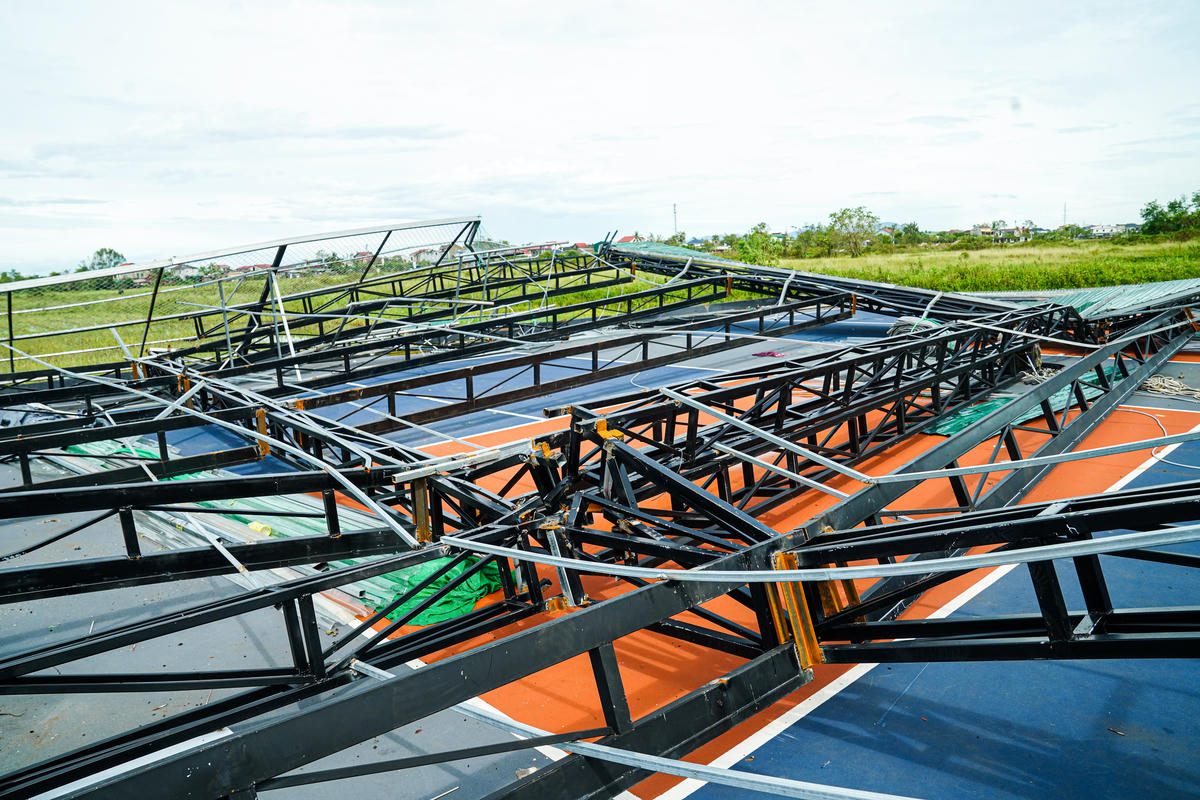 Trên mặt sân chỉ còn lại khung sắt nằm trơ trọi. Ảnh: Cẩm Kỳ