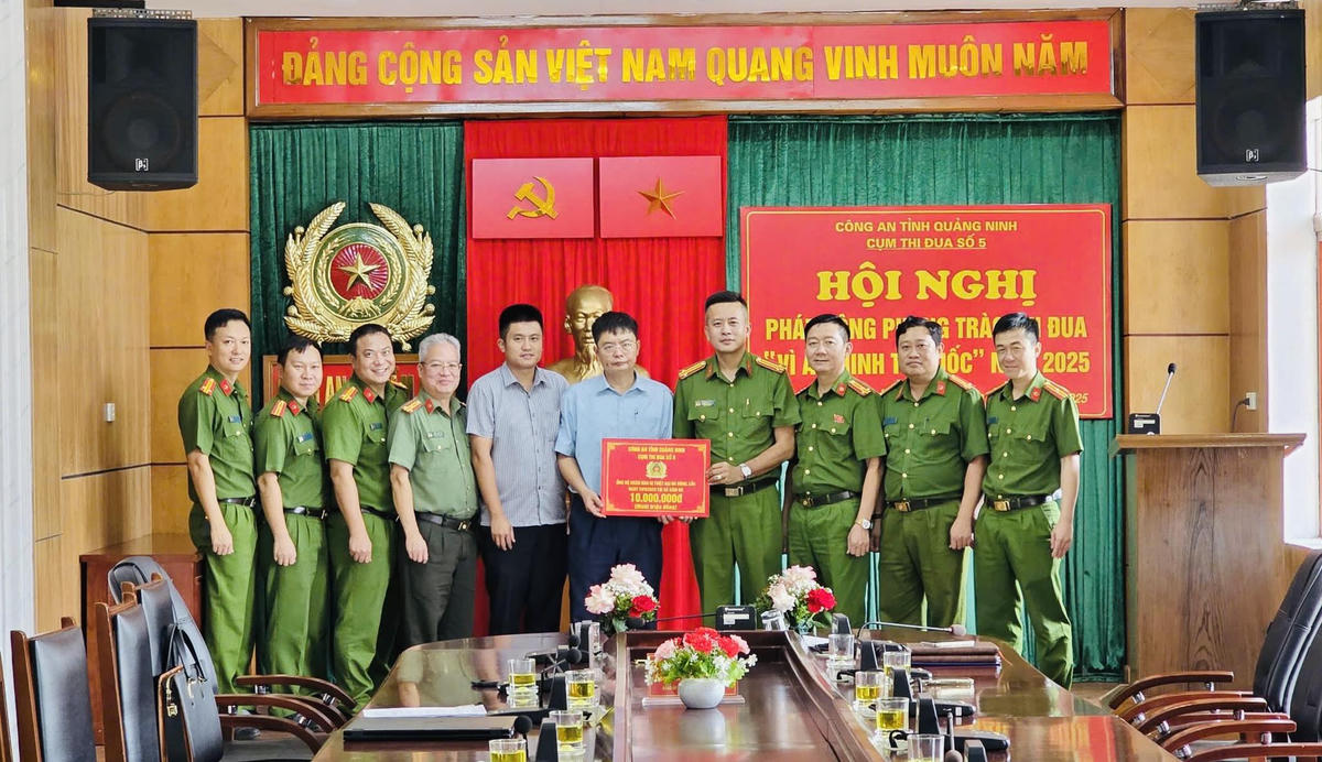 Ủy ban MTTQ Việt Nam xã Đầm Hà (Quảng Ninh) tiếp nhận ủng hộ khắc phục hậu quả bão số 10 từ Cụm thi đua số 5, Công an tỉnh Quảng Ninh. Ảnh: DDCI Đầm Hà