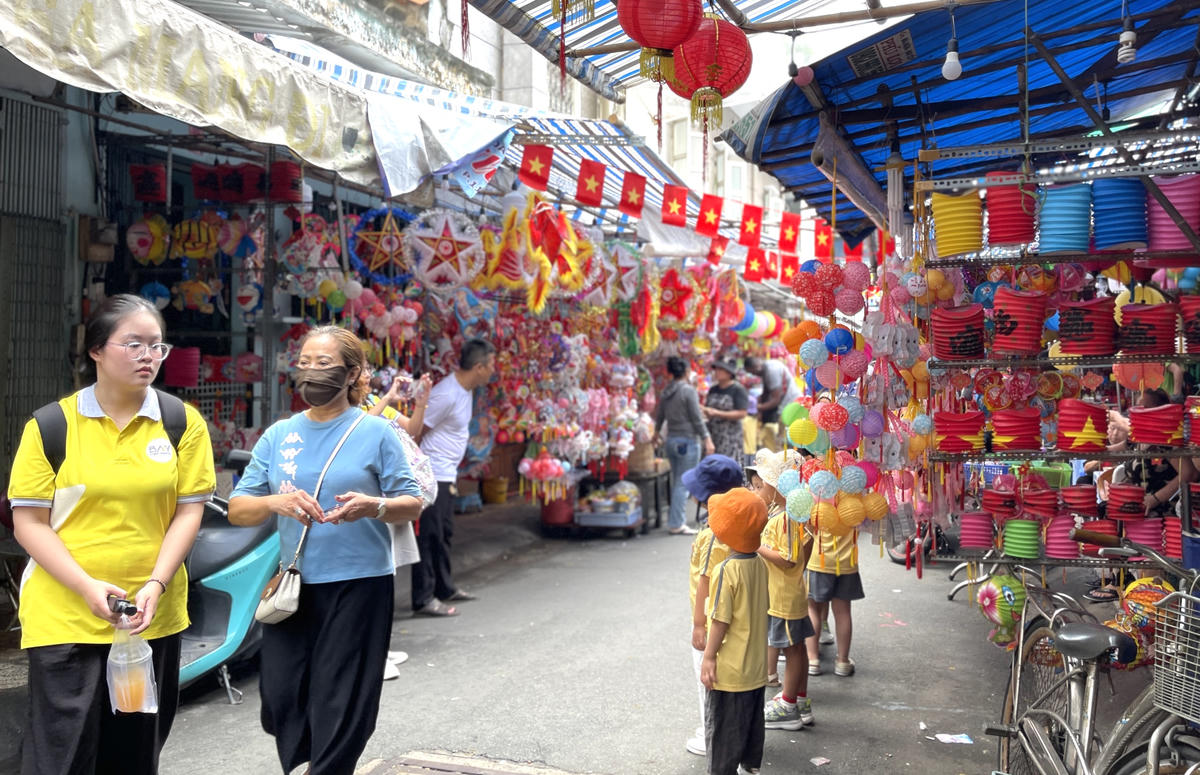 Một góc phố lồng đèn Lương Nhữ Học. Ảnh: Đ.X.