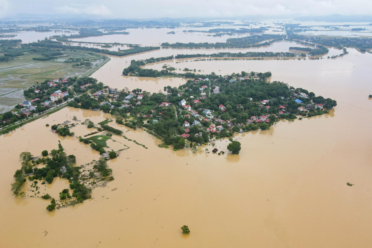 Do ảnh hưởng của bão số 10 và mưa lớn kéo dài, mực nước sông Bưởi tại Thanh Hóa tăng nhanh, vượt mức báo động III, làm tràn đê bao khu vực Thạch Định và một số khu vực khác, gây ngập lụt cục bộ tại nhiều địa phương, trong đó, nặng nhất là tại xã Kim Tân. Ảnh: Đình Minh