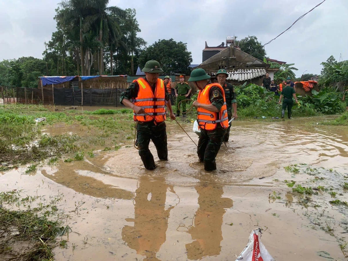 Trao đổi với phóng viên Báo Đại đoàn kết, lãnh đạo Chi cục Thủy lợi Thái Nguyên cho biết: Đoạn bị vỡ không phải là đê, mà chỉ là bờ bao đất đã không chịu được sức nước khi nước sông Cầu dâng cao. Hiện nay lực lượng Quân đội và Công an đã được huy động để khắc phục đoạn bờ bao đất bị vỡ. Ảnh: TN.