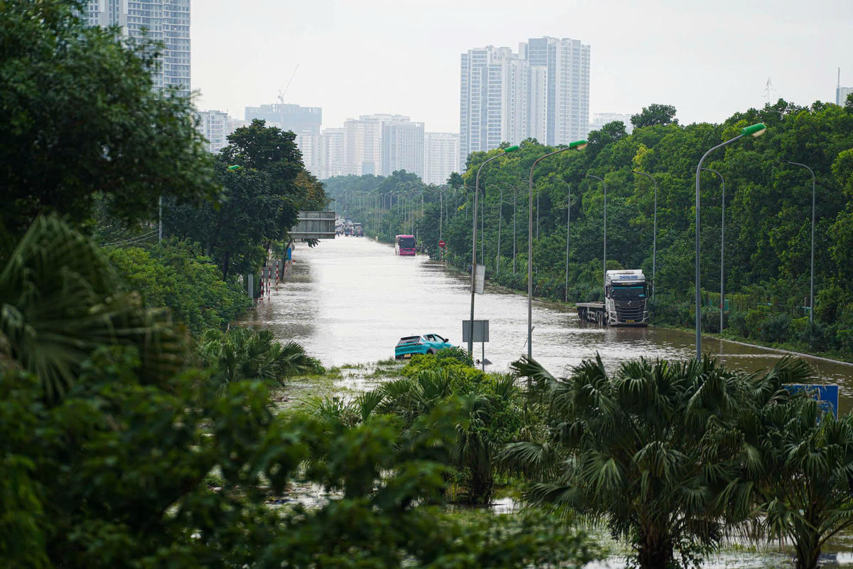 Mặt đường Đại lộ Thăng Long bỗng trở 'thành sông' sau 2 ngày mưa lớn kéo dài.