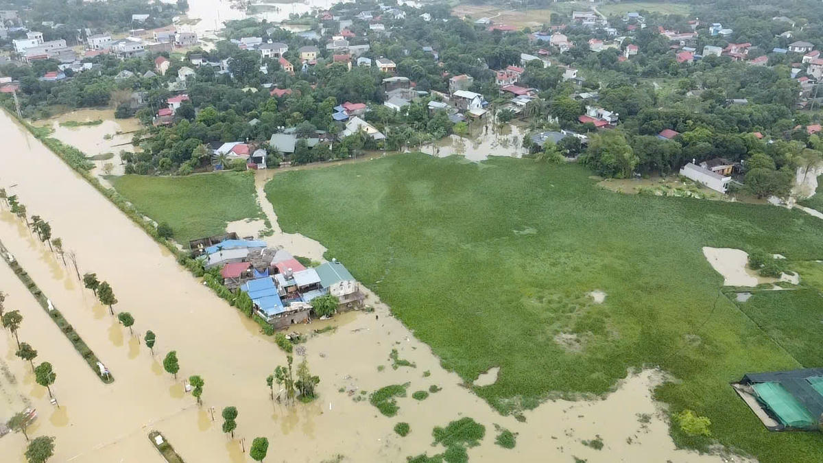 Một số hộ dân ở TDP Phúc Lộc, phường Linh Sơn vẫn bị cô lập do nước ngập sâu tới gần 2m. Ảnh: Toán Nguyễn.