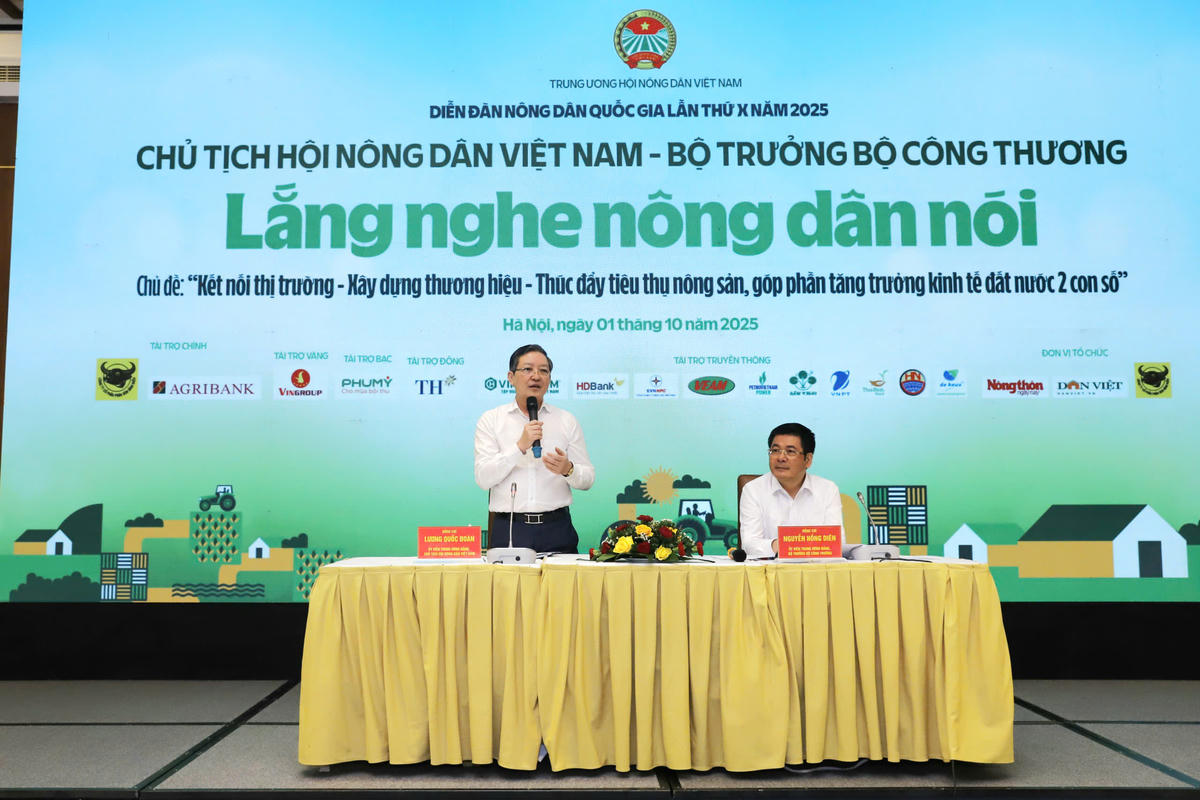 Phó Chủ tịch UBTƯ MTTQ Việt
Nam, Chủ tịch Hội Nông dân Việt Nam Lương Quốc Đoàn và Bộ
trưởng Bộ Công Thương Nguyễn Hồng Diên điều hành diễn đàn. Ảnh: DV