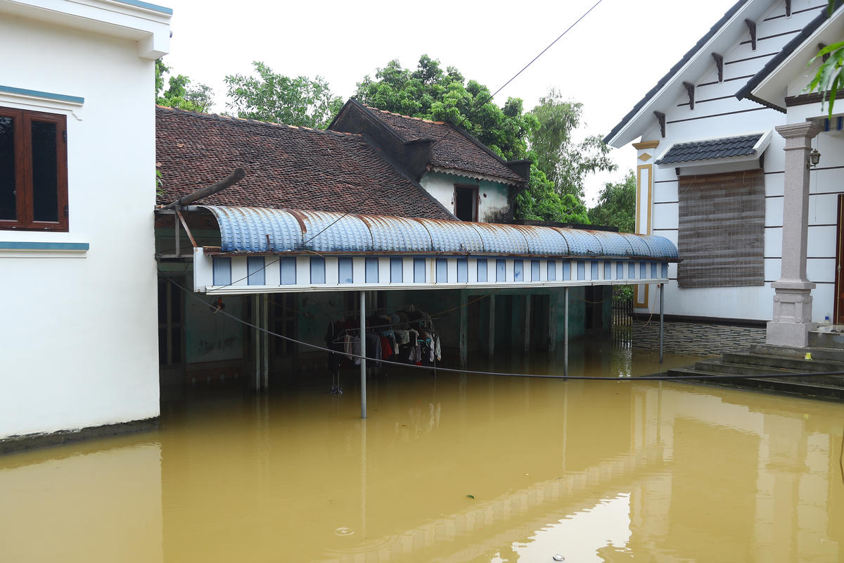 Hình ảnh căn nhà cấp 4 bị ngập gần 1m.