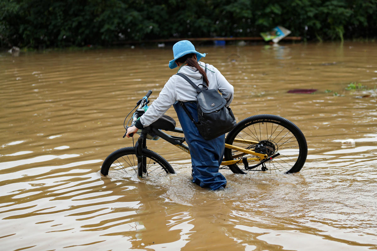 Hình ảnh Đại lộ Thăng Long ngập úng, giao thông ùn tắc kéo dài