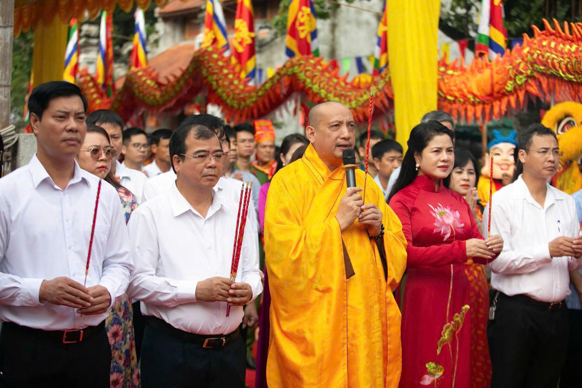 Các đại biểu thực hiện nghi lễ cáo yết, xin phép mở hội. Ảnh: ĐT.