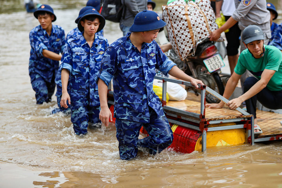 Mỗi ca có 12-14 cán bộ chiến sỹ, sáng từ 7 đến 10 giờ, chiều 13 đến 15 giờ và chiều tối 17 đến 19 giờ.