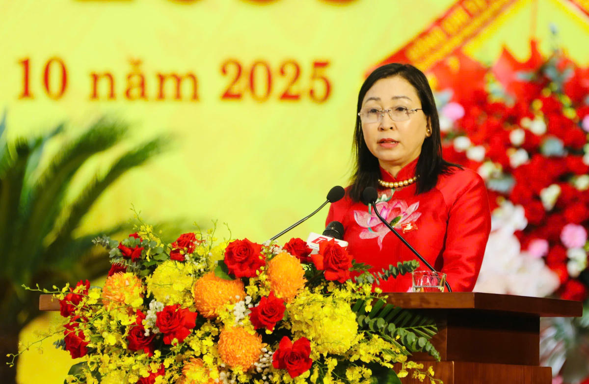 Bà Đinh Thị Lụa - Phó Bí thư Thường trực Tỉnh ủy Ninh Bình trình bày tóm tắt báo cáo kiểm điểm của BCH Đảng bộ tỉnh nhiệm kỳ 2020-2025. Ảnh: Phan Hiếu