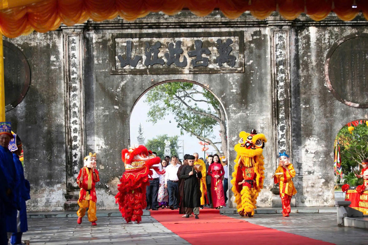 Lãnh đạo TP Hải Phòng cùng đại diện các sở, ngành tiến vào dâng hương, hoa tại đền Kiếp Bạc. Ảnh: ĐT.