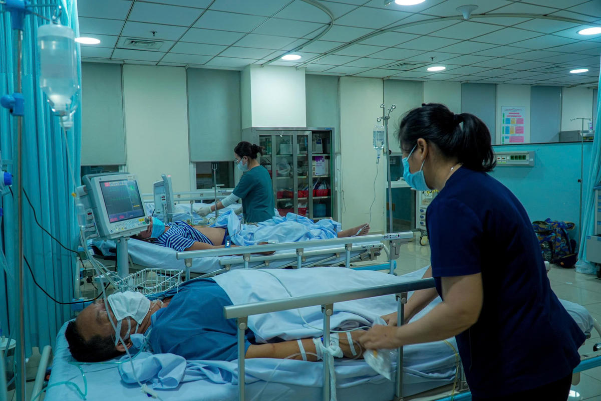 Các bệnh nhân được chuyển vào khoa Cấp cứu ngay khi máy bay hạ cánh tại Bệnh viện Quân y 175. Ảnh: BV