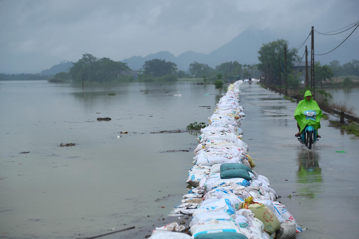 Nước tiếp tục tràn qua đê bao Bùi 2, đoạn qua các xã Xuân Mai, Trần Phú. Để ngăn nước lũ, chính quyền sở tại đã đắp bao tải cát, sỏi cao 3 - 4 tầng. Bên ngoài đê Bùi 1, đoạn đi qua xã Xuân Mai và Trần Phú, nước lũ chảy cuồn cuộn, dâng mấp mé bờ đê. Nhiều đoạn đê trũng đã được đắp bao tải cát.