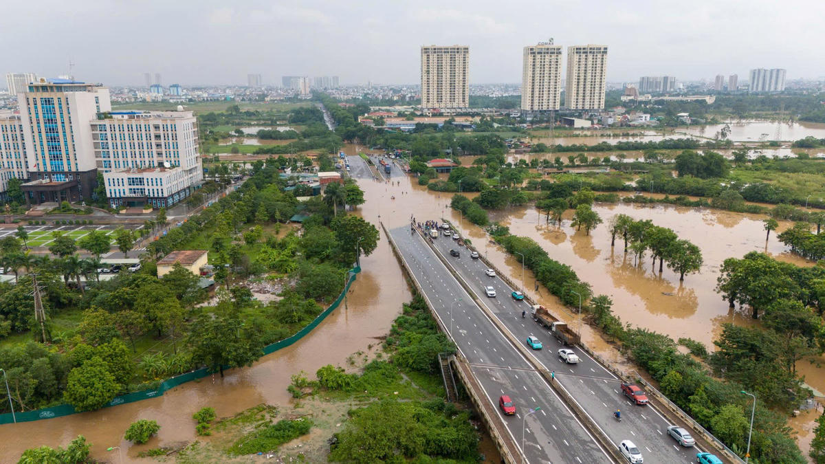 Theo ghi nhận của PV Báo Đại đoàn kết ngày 1/10, do ảnh hưởng bởi hoàn lưu bão số 10, khu vực hai bên đường gom Đại lộ Thăng Long vẫn xảy ra tình trạng ngập úng, nhiều phương tiện di chuyển khó khăn, giao thông ùn tắc kéo dài.