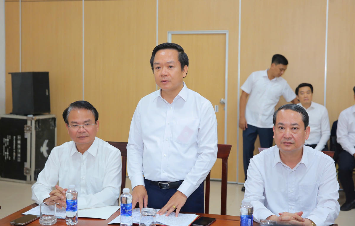 Ông Phạm Quang Ngọc - Chủ tịch UBND tỉnh Ninh Bình báo cáo tình hình thiệt hại do cơn bão số 10 gây ra trên địa bàn tỉnh. Ảnh: Anh Tuấn