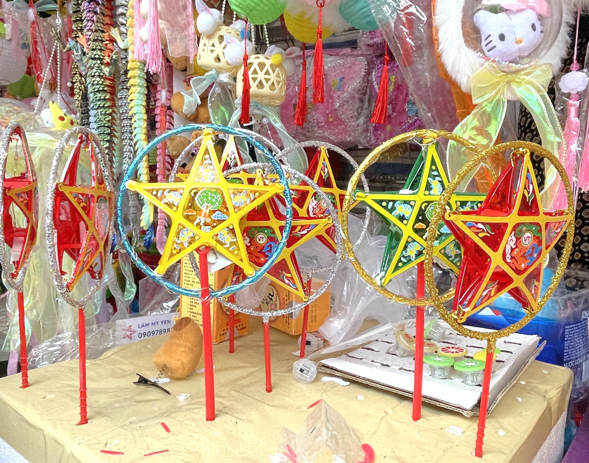Những chiếc đèn ông sao 5 cánh thu hút nhiều khách hàng. Ảnh: Đ.X.