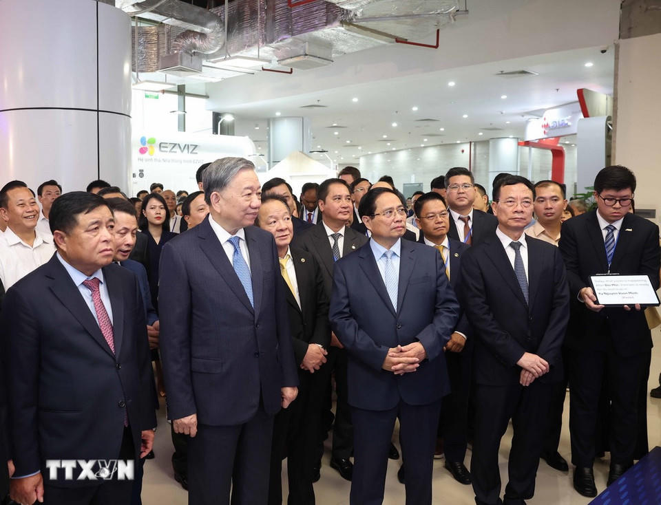 Tổng Bí thư Tô Lâm, Thủ tướng Phạm Minh Chính và các đại biểu tham quan triển lãm. (Ảnh: Thống Nhất/TTXVN)