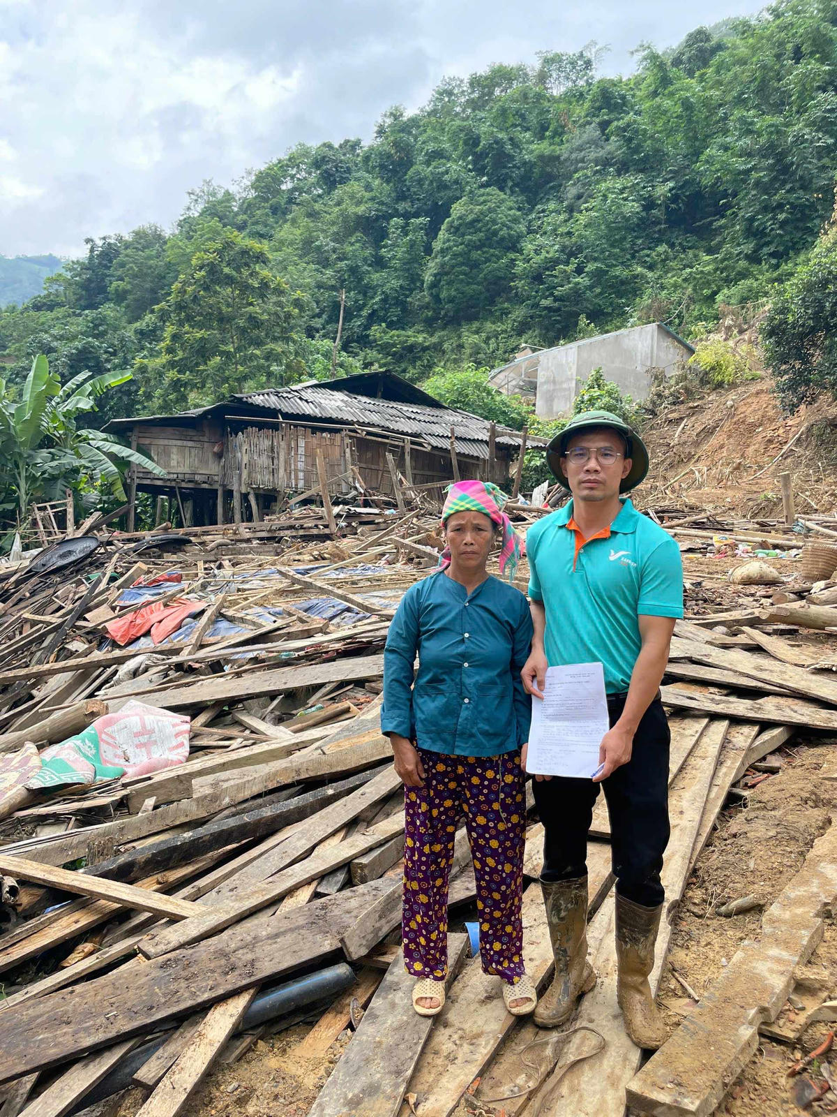 Nhân viên Tập đoàn Vingroup đồng hành cứu trợ đồng bào sau bão Yagi.