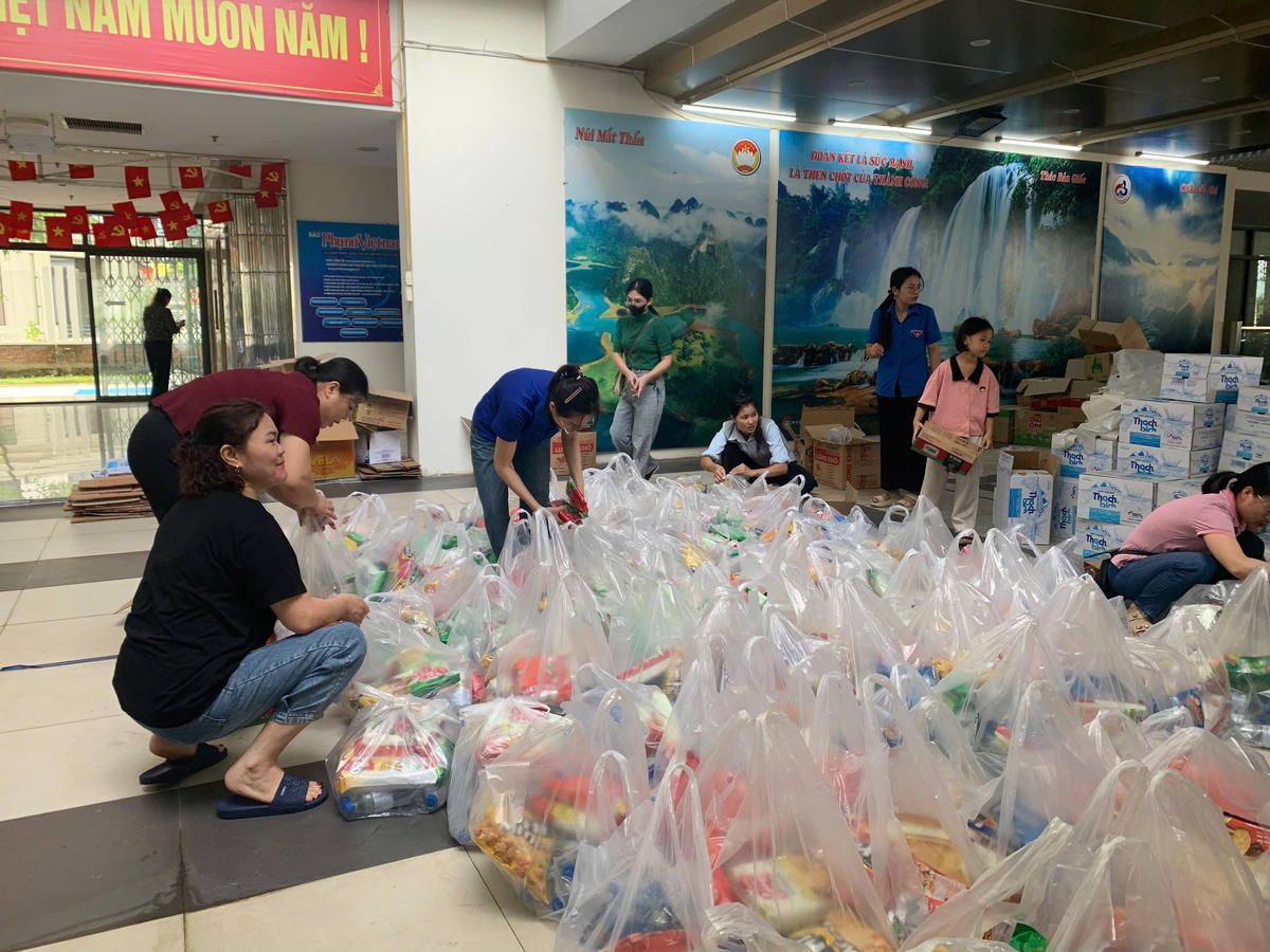 Ủy ban MTTQ Việt Nam tỉnh Cao Bằng phân chia, trao các suất quà hỗ trợ người dân vùng lũ. Ảnh: Đ.S.