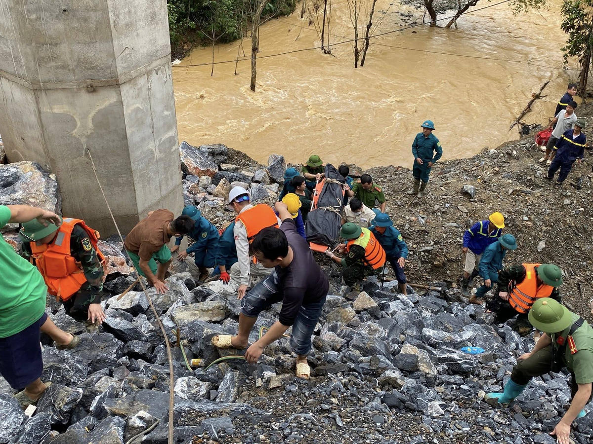 Lực lượng công an tìm thấy thi thể nạn nhân bị lũ quét cuốn trôi xảy ra công trình thi công đường cao tốc. Ảnh: CAT Cao Bằng.