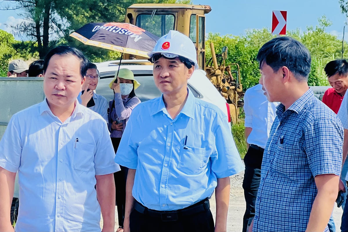 Ông Lê Quang Nam, Phó Chủ tịch
UBND TP Đà Nẵng kiểm tra tại Khu công nghiệp công nghệ cao Thăng Bình. Ảnh: CV.