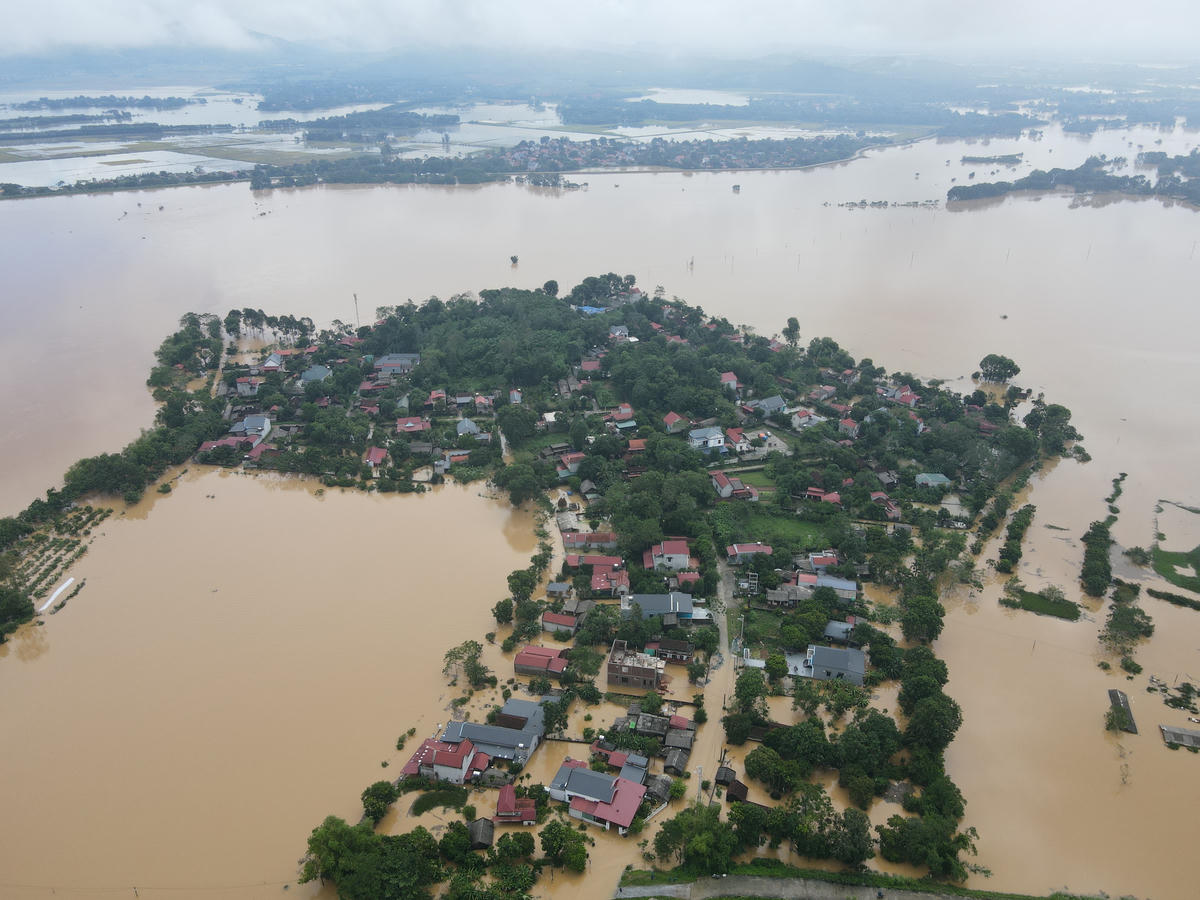 Tại xã Tây Đô, theo ghi nhận, cũng có hàng chục hộ dân ở thôn Bèo bị ngập lụt, do nước sông Bưởi dâng cao. Ảnh: Đình Minh