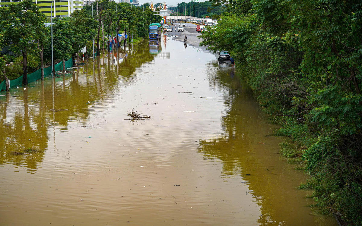 Do ngập úng sâu, các phương tiện không thể di chuyển vào đường gom Đại lộ Thăng Long.