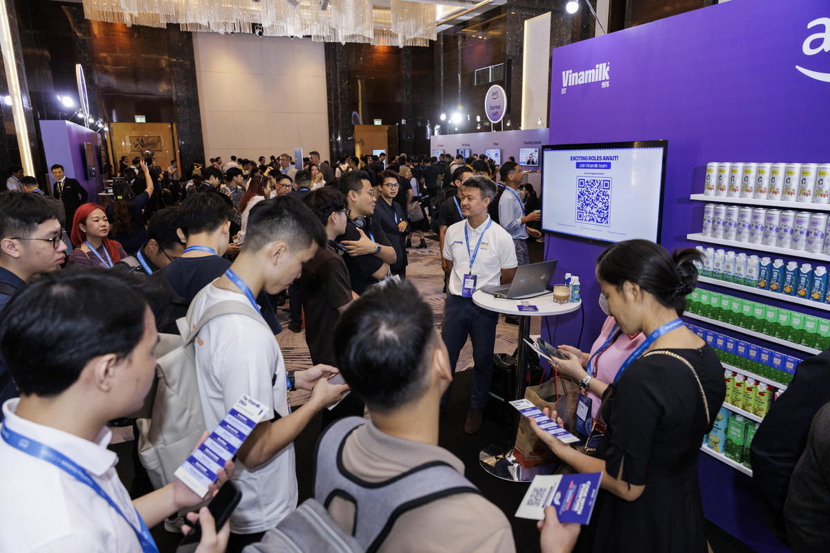 Gian hàng Vinamilk thu hút sự quan tâm của nhiều khách tham dự tại sự kiện AWS Cloud Day Việt Nam 2025 (Ảnh: AWS).